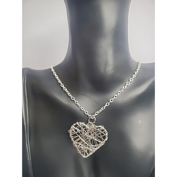 Unbranded Jewelry - Vintage Silver Tone Chain Necklace Silver Tone Wire Wrapped Heart Pendant